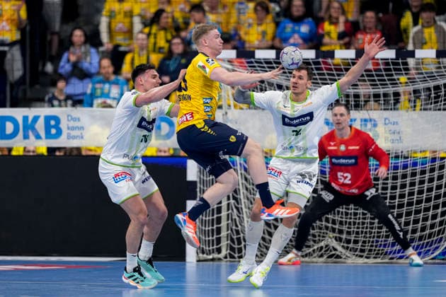 v.li.: Josip Simic (HSG, 10), Haukur Thrastarson (RNL, 25), Jona Schoch (HSG, 22), Zweikampf, Spielszene, Duell, duel, tackle, tackling, Dynamik, Action, Aktion, 28.03.2026, Mannheim (Deutschland), Handball, Bundesliga, Rhein-Neckar Löwen - HSG Wetzlar