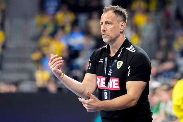 Maik Machulla (Trainer, Cheftrainer, RNL), gibt Anweisungen, gestikuliert, mit den Armen gestikulieren, Einzelbild, Einzelfoto, Aktion, Action, 28.03.2026, Mannheim (Deutschland), Handball, Bundesliga, Rhein-Neckar Löwen - HSG Wetzlar