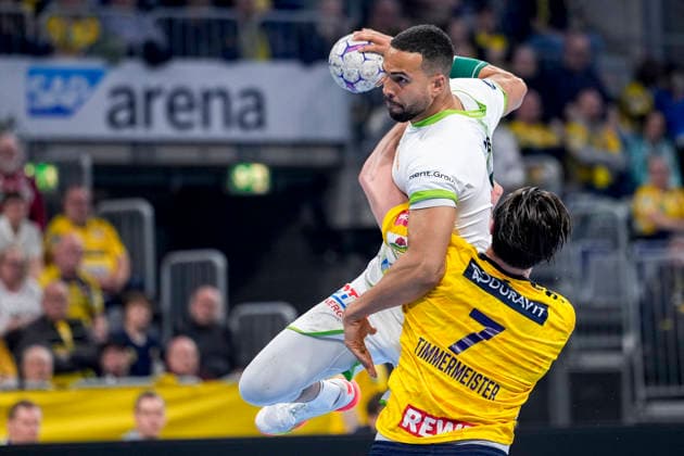 v.li.: Philipp Ahouansou (HSG, 19), Robert Timmermeister (RNL, 7), Zweikampf, Spielszene, Duell, duel, tackle, tackling, Dynamik, Action, Aktion, 28.03.2026, Mannheim (Deutschland), Handball, Bundesliga, Rhein-Neckar Löwen - HSG Wetzlar