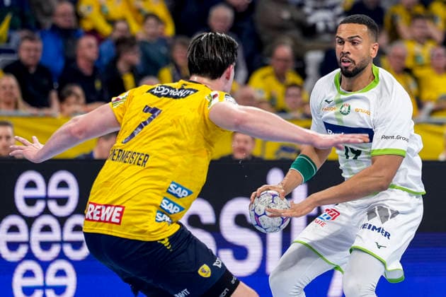 v.li.: Robert Timmermeister (RNL, 7), Philipp Ahouansou (HSG, 19), Zweikampf, Spielszene, Duell, duel, tackle, tackling, Dynamik, Action, Aktion, 28.03.2026, Mannheim (Deutschland), Handball, Bundesliga, Rhein-Neckar Löwen - HSG Wetzlar