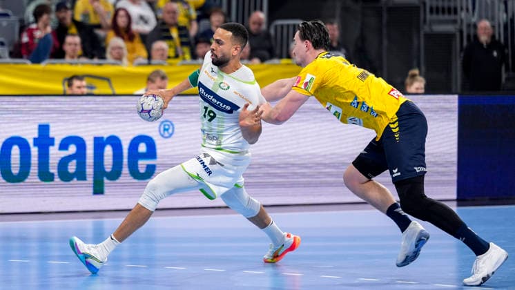 v.li.: Philipp Ahouansou (HSG, 19), Robert Timmermeister (RNL, 7), Zweikampf, Spielszene, Duell, duel, tackle, tackling, Dynamik, Action, Aktion, 28.03.2026, Mannheim (Deutschland), Handball, Bundesliga, Rhein-Neckar Löwen - HSG Wetzlar