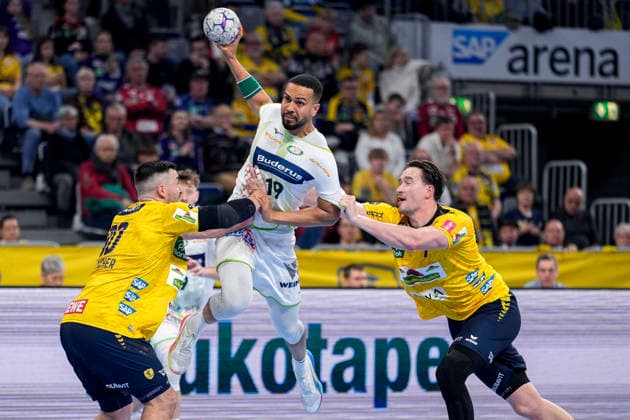 v.li.: Jannik Kohlbacher (RNL, 80), Philipp Ahouansou (HSG, 19), Robert Timmermeister (RNL, 7), Zweikampf, Spielszene, Duell, duel, tackle, tackling, Dynamik, Action, Aktion, 28.03.2026, Mannheim (Deutschland), Handball, Bundesliga, Rhein-Neckar Löwen - HSG Wetzlar