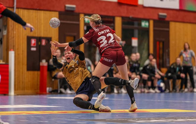 GER, Bensheim, HSG Bensheim Auerbach Flames vs Buxtehuder SV, Alsco Handball Bundesliga Frauen, Handball, DHB, Spielzeit 2025 2026, Weststadthalle Bensheim, 21. Spieltag im Bild v.l.: Anika Hampel (Buxtehuder SV Frauen 10), Neele Orth (HSG Bensheim Auerbach Flames Frauen 32), Zweikampf, Wurf DFB DFL REGULATIONS PROHIBIT ANY USE OF PHOTOGRAPHS AS IMAGE SEQUENCES AND OR QUASI-VIDEO, 28.03.2026 Copyright: HMBxMedia HendrikxHamelau