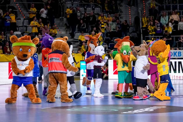 Die Maskottchen der Sportvereine aus der Region tanzen in der Halbzeit zum Familientag der Rhein-Neckar Löwen auf dem Spielfeld, Familienspieltag, Halbzeitpause, Tanz, Aktion, Action, 28.03.2026, Mannheim (Deutschland), Handball, Bundesliga, Rhein-Neckar Löwen - HSG Wetzlar