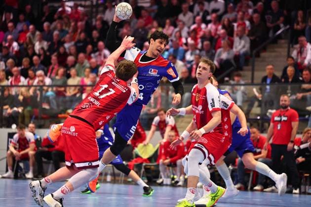Torwurf von Yonatan Dayan (HBW Balingen-Weilstetten, 34) im Zweikampf mit Mattis Michel (TuS Ferndorf, 17) GER, TuS Ferndorf vs HBW Balingen-Weilstetten, Handball, 2. Bundesliga, 25. Spieltag, Spielzeit 2025 2026, 28.03.2026 GER, TuS Ferndorf vs HBW Balingen-Weilstetten, Handball, 2. Bundesliga, 25. Spieltag, Spielzeit 2025 2026, 28.03.2026 Kreuztal Copyright: xEibner-Pressefoto RenexWeissx EP_RWS