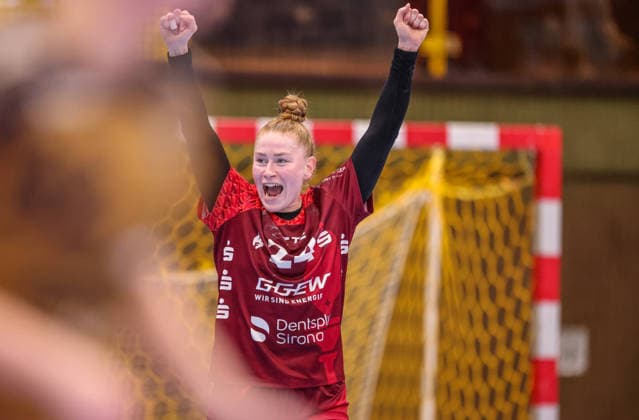 GER, Bensheim, HSG Bensheim Auerbach Flames vs Buxtehuder SV, Alsco Handball Bundesliga Frauen, Handball, DHB, Spielzeit 2025 2026, Weststadthalle Bensheim, 21. Spieltag im Bild: Meike Schmelzer (HSG Bensheim Auerbach Flames Frauen 24), Jubel, Freude und Emotionen nach dem Tor DFB DFL REGULATIONS PROHIBIT ANY USE OF PHOTOGRAPHS AS IMAGE SEQUENCES AND OR QUASI-VIDEO, 28.03.2026 Copyright: HMBxMedia HendrikxHamelau