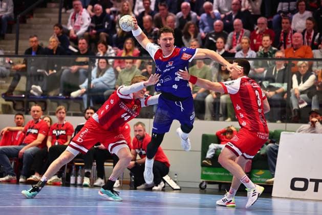 Mex Raguse (HBW Balingen-Weilstetten, 06) im Zweikampf mit Tom Jansen (TuS Ferndorf, 44, links) und Josip Eres (TuS Ferndorf, 03, rechts) GER, TuS Ferndorf vs HBW Balingen-Weilstetten, Handball, 2. Bundesliga, 25. Spieltag, Spielzeit 2025 2026, 28.03.2026 GER, TuS Ferndorf vs HBW Balingen-Weilstetten, Handball, 2. Bundesliga, 25. Spieltag, Spielzeit 2025 2026, 28.03.2026 Kreuztal Copyright: xEibner-Pressefoto RenexWeissx EP_RWS