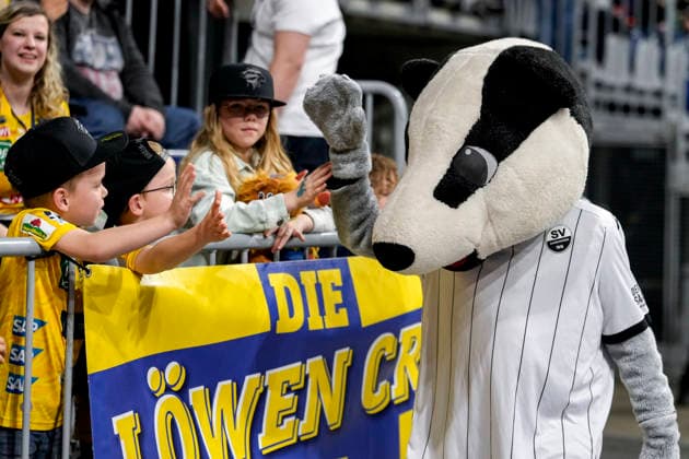 Hardi, das Maskottchen des SV Sandhausen, präsentiert sich asm Familientag der Rhein-Neckar Löwen den jungen Fans, klatscht sich ab, abklatschen, Einzelbild, Einzelfoto, Aktion, Action, 28.03.2026, Mannheim (Deutschland), Handball, Bundesliga, Rhein-Neckar Löwen - HSG Wetzlar