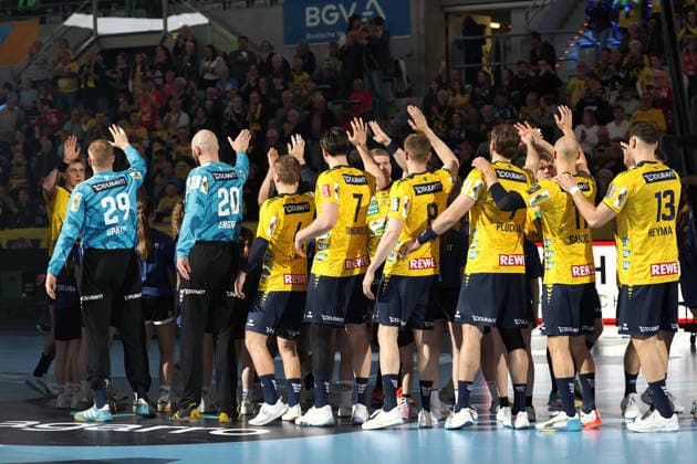 Abklatschen beiden Mannschaften kurz vor Spielbeginn GER, Rhein Neckar Loewen gegen HWG Wetzlar, Handball, 1.Bundesliga, 26.Spieltag Spielzeit 2025 2026, 28.03.2026 GER, Rhein Neckar Loewen vs. HWG Wetzlar, 1.Bundesliga, 26.Spieltag, Spielzeit 2025 2026, 28.03.2026 Mannheim Copyright: xEibner-Pressefoto JoergxHirschx EP_JHH
