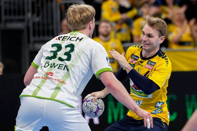 v.li.: Georg Löwen (HSG, 33), Mathias Larson (RNL, 4), Zweikampf, Spielszene, Duell, duel, tackle, tackling, Dynamik, Action, Aktion, 28.03.2026, Mannheim (Deutschland), Handball, Bundesliga, Rhein-Neckar Löwen - HSG Wetzlar