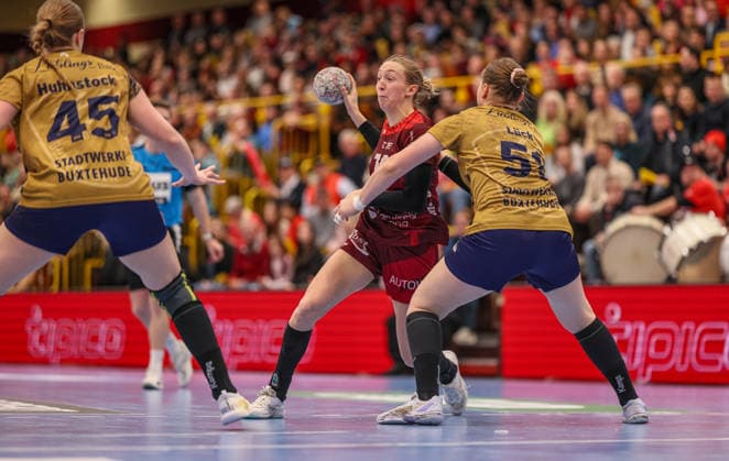 GER, Bensheim, HSG Bensheim Auerbach Flames vs Buxtehuder SV, Alsco Handball Bundesliga Frauen, Handball, DHB, Spielzeit 2025 2026, Weststadthalle Bensheim, 21. Spieltag im Bild v.l.: Matilda Ehlert (HSG Bensheim Auerbach Flames Frauen 10), Lin Elisabeth Lück (Buxtehuder SV Frauen 51) DFB DFL REGULATIONS PROHIBIT ANY USE OF PHOTOGRAPHS AS IMAGE SEQUENCES AND OR QUASI-VIDEO, 28.03.2026 Copyright: HMBxMedia HendrikxHamelau