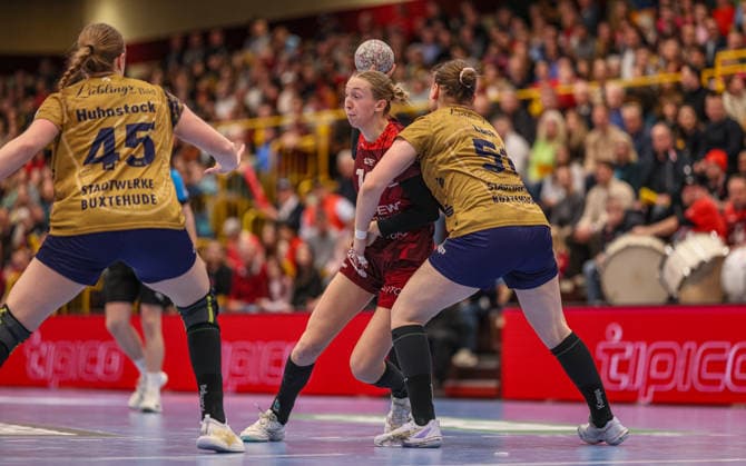 GER, Bensheim, HSG Bensheim Auerbach Flames vs Buxtehuder SV, Alsco Handball Bundesliga Frauen, Handball, DHB, Spielzeit 2025 2026, Weststadthalle Bensheim, 21. Spieltag im Bild v.l.: Matilda Ehlert (HSG Bensheim Auerbach Flames Frauen 10), Lin Elisabeth Lück (Buxtehuder SV Frauen 51) DFB DFL REGULATIONS PROHIBIT ANY USE OF PHOTOGRAPHS AS IMAGE SEQUENCES AND OR QUASI-VIDEO, 28.03.2026 Copyright: HMBxMedia HendrikxHamelau