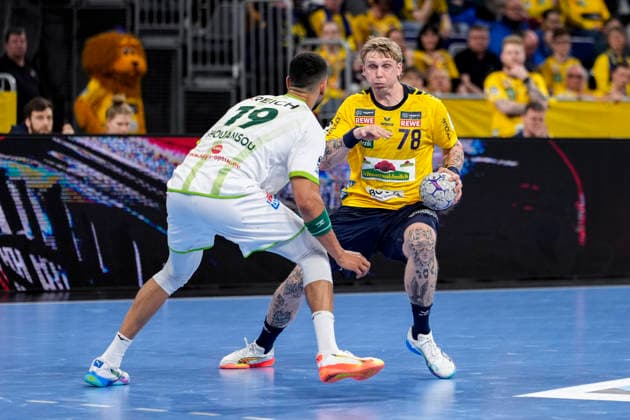 v.li.: Philipp Ahouansou (HSG, 19), Edwin Aspenbäck (RNL, 78), Zweikampf, Spielszene, Duell, duel, tackle, tackling, Dynamik, Action, Aktion, 28.03.2026, Mannheim (Deutschland), Handball, Bundesliga, Rhein-Neckar Löwen - HSG Wetzlar
