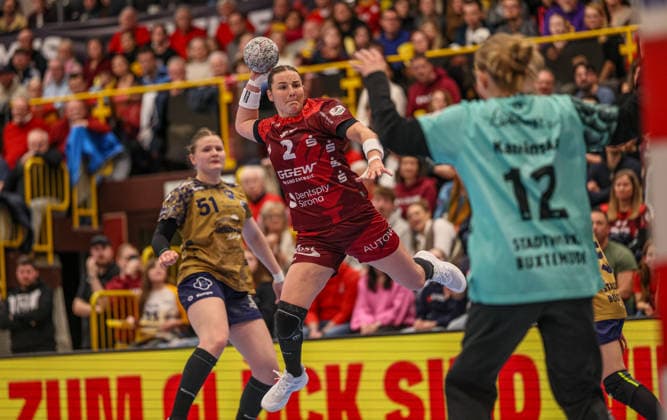GER, Bensheim, HSG Bensheim Auerbach Flames vs Buxtehuder SV, Alsco Handball Bundesliga Frauen, Handball, DHB, Spielzeit 2025 2026, Weststadthalle Bensheim, 21. Spieltag im Bild v.l.: Mareike Thomaier (HSG Bensheim Auerbach Flames Frauen 2), Oliwia Kaminska (Buxtehuder SV Frauen 12) DFB DFL REGULATIONS PROHIBIT ANY USE OF PHOTOGRAPHS AS IMAGE SEQUENCES AND OR QUASI-VIDEO, 28.03.2026 Copyright: HMBxMedia HendrikxHamelau