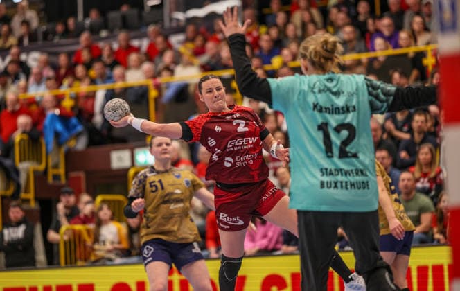 GER, Bensheim, HSG Bensheim Auerbach Flames vs Buxtehuder SV, Alsco Handball Bundesliga Frauen, Handball, DHB, Spielzeit 2025 2026, Weststadthalle Bensheim, 21. Spieltag im Bild v.l.: Mareike Thomaier (HSG Bensheim Auerbach Flames Frauen 2), Oliwia Kaminska (Buxtehuder SV Frauen 12) DFB DFL REGULATIONS PROHIBIT ANY USE OF PHOTOGRAPHS AS IMAGE SEQUENCES AND OR QUASI-VIDEO, 28.03.2026 Copyright: HMBxMedia HendrikxHamelau
