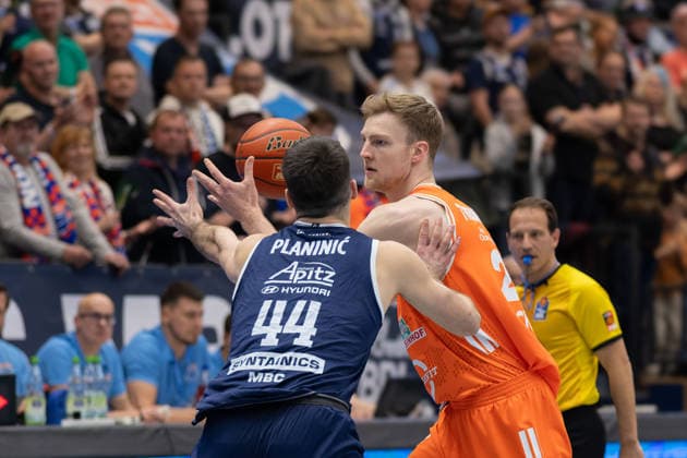 Jure Planinic (MBC, 44), Lars Thiemann (Vechta, 21), Syntainics MBC vs. Rasta Vechta, Basketball, 1. Bundesliga, Maenner, 26. Spieltag, Saison 2025 26, 28.03.2026. Weißenfels Stadthalle Sachsen-Anhalt Deutschland