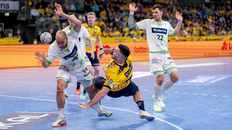 v.li.: David Cyrill Akakpo (HSG, 20), Jannik Kohlbacher (RNL, 80), Zweikampf, Spielszene, Duell, duel, tackle, tackling, Dynamik, Action, Aktion, 28.03.2026, Mannheim (Deutschland), Handball, Bundesliga, Rhein-Neckar Löwen - HSG Wetzlar