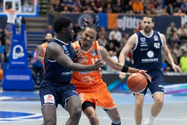 Khyri Thomas (MBC, 0), Alonzo Verge Jr. (Vechta, 11), Nemanja Djurisic (MBC, 42), Syntainics MBC vs. Rasta Vechta, Basketball, 1. Bundesliga, Maenner, 26. Spieltag, Saison 2025 26, 28.03.2026. Weißenfels Stadthalle Sachsen-Anhalt Deutschland