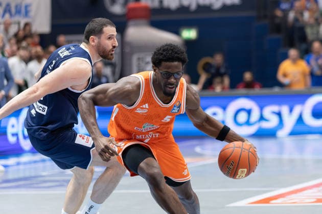 Nemanja Djurisic (MBC, 42), TJ Bamba (Vechta, 5), Syntainics MBC vs. Rasta Vechta, Basketball, 1. Bundesliga, Maenner, 26. Spieltag, Saison 2025 26, 28.03.2026. Weißenfels Stadthalle Sachsen-Anhalt Deutschland