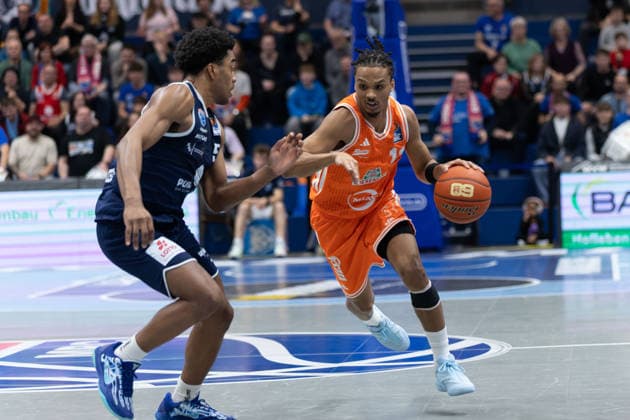 Marcus Foster (MBC, 5), Alonzo Verge Jr. (Vechta, 11), Syntainics MBC vs. Rasta Vechta, Basketball, 1. Bundesliga, Maenner, 26. Spieltag, Saison 2025 26, 28.03.2026. Weißenfels Stadthalle Sachsen-Anhalt Deutschland