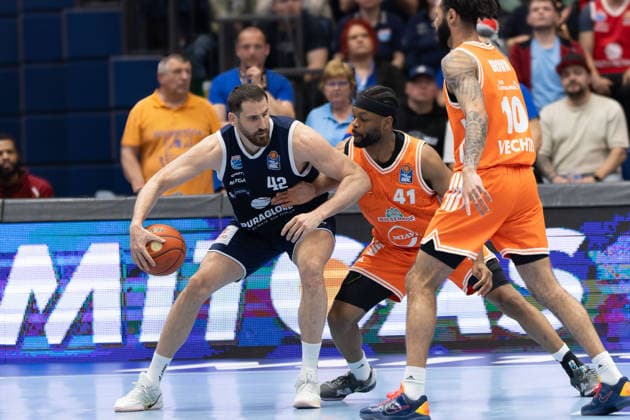 Nemanja Djurisic (MBC, 42), Lloyd Pandi (Vechta, 41), Tevin Brown (Vechta, 10), Syntainics MBC vs. Rasta Vechta, Basketball, 1. Bundesliga, Maenner, 26. Spieltag, Saison 2025 26, 28.03.2026. Weißenfels Stadthalle Sachsen-Anhalt Deutschland