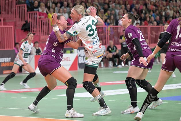 Luisa Schulze (FrischAuf Goeppingen, 33) am mit Ball gegen Carolin Huebner (TusSies Metzingen, 56) und Svenja Huebner (TusSies Metzingen, 26) TusSies Metzingen vs. FrischAuf Goeppingen , Handball, Alsco HBF, 21.Ligaspieltag, Saison 2025 2026, 28.03.2026 TusSies Metzingen vs. FrischAuf Goeppingen , Handball, Alsco HBF, 21.Ligaspieltag, Saison 2025 2026, 28.03.2026 Tuebingen Copyright: xEibner-Pressefoto TobiasxBaurx EP_TBR