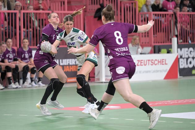 Sina Ehmann (FrischAuf Goeppingen, 22) am mit Ball gegen Selina Lindemann (TusSies Metzingen, 02) und Ida Petzold (TusSies Metzingen, 08) TusSies Metzingen vs. FrischAuf Goeppingen , Handball, Alsco HBF, 21.Ligaspieltag, Saison 2025 2026, 28.03.2026 TusSies Metzingen vs. FrischAuf Goeppingen , Handball, Alsco HBF, 21.Ligaspieltag, Saison 2025 2026, 28.03.2026 Tuebingen Copyright: xEibner-Pressefoto TobiasxBaurx EP_TBR