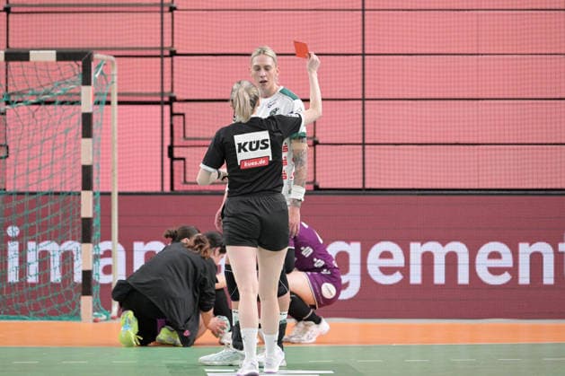 Schiedsrichterin Sophia Janz zeigt Luisa Schulze (FrischAuf Goeppingen, 33) die Rote Karte TusSies Metzingen vs. FrischAuf Goeppingen , Handball, Alsco HBF, 21.Ligaspieltag, Saison 2025 2026, 28.03.2026 TusSies Metzingen vs. FrischAuf Goeppingen , Handball, Alsco HBF, 21.Ligaspieltag, Saison 2025 2026, 28.03.2026 Tuebingen Copyright: xEibner-Pressefoto TobiasxBaurx EP_TBR
