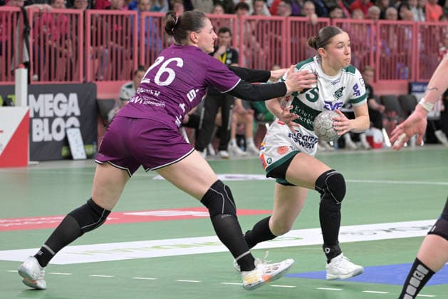 Lara Daeuble (FrischAuf Goeppingen, 95) am mit Ball gegen Svenja Huebner (TusSies Metzingen, 26) TusSies Metzingen vs. FrischAuf Goeppingen , Handball, Alsco HBF, 21.Ligaspieltag, Saison 2025 2026, 28.03.2026 TusSies Metzingen vs. FrischAuf Goeppingen , Handball, Alsco HBF, 21.Ligaspieltag, Saison 2025 2026, 28.03.2026 Tuebingen Copyright: xEibner-Pressefoto TobiasxBaurx EP_TBR