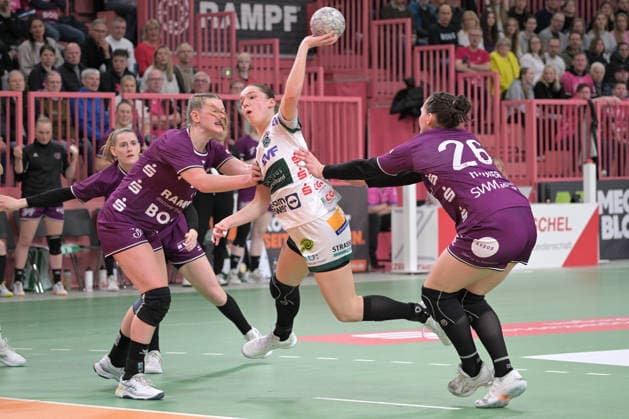 Lara Daeuble (FrischAuf Goeppingen, 95) am mit Ball gegen Naina Klein (TusSies Metzingen, 09) und Svenja Huebner (TusSies Metzingen, 26) TusSies Metzingen vs. FrischAuf Goeppingen , Handball, Alsco HBF, 21.Ligaspieltag, Saison 2025 2026, 28.03.2026 TusSies Metzingen vs. FrischAuf Goeppingen , Handball, Alsco HBF, 21.Ligaspieltag, Saison 2025 2026, 28.03.2026 Tuebingen Copyright: xEibner-Pressefoto TobiasxBaurx EP_TBR