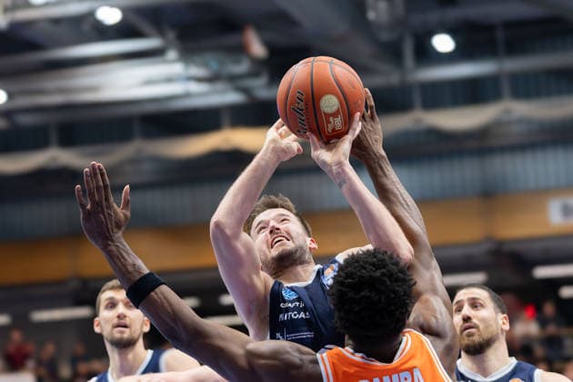 Spencer Reaves (MBC, 31), TJ Bamba (Vechta, 5), Syntainics MBC vs. Rasta Vechta, Basketball, 1. Bundesliga, Maenner, 26. Spieltag, Saison 2025 26, 28.03.2026. Weißenfels Stadthalle Sachsen-Anhalt Deutschland