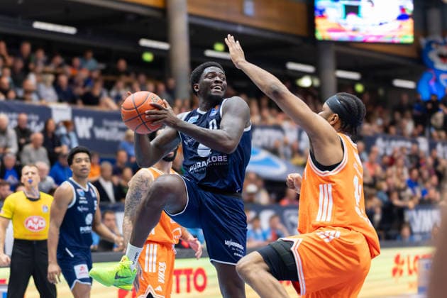 Khyri Thomas (MBC, 0), Lloyd Pandi (Vechta, 41), Syntainics MBC vs. Rasta Vechta, Basketball, 1. Bundesliga, Maenner, 26. Spieltag, Saison 2025 26, 28.03.2026. Weißenfels Stadthalle Sachsen-Anhalt Deutschland