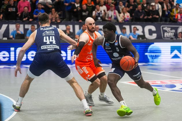 Khyrhi Thomas (Syntainics MBC, 00) setzt sich gegen der Vechtaer Defensive durch Syntainics MBC vs. Rasta Vechta, Basketball, 1. Basketball Bundesliga, 26. Spieltag, Saison 2025 2026, 28.03.2026 Syntainics MBC vs. Rasta Vechta, Basketball, 1. Basketball Bundesliga, 26. Spieltag, Saison 2025 2026, 28.03.2026 Weissenfels Copyright: xEibner-Pressefoto PiaxSchindlerx EP_PSR
