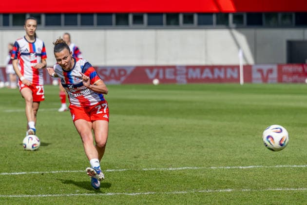 Arianna Caruso (FC Bayern Muenchen Frauen, 27) beim Aufwaermen GER, FC Bayern Muenchen Frauen vs. 1. FC Nuernberg, Fussball, Google Pixel Frauen-Bundesliga, 22. Spieltag, Saison 2025 2026, 28.03.2026. (DFL DFB REGULATIONS PROHIBIT ANY USE OF PHOTOGRAPHS as IMAGE SEQUENCES and or QUASI-VIDEO). GER, FC Bayern Muenchen Frauen vs. 1. FC Nuernberg, Fussball, Google Pixel Frauen-Bundesliga, 22. Spieltag, Saison 2025 2026, 28.03.2026. Muenchen Copyright: xEibner-Pressefoto HeikexFeinerx EP_HFR