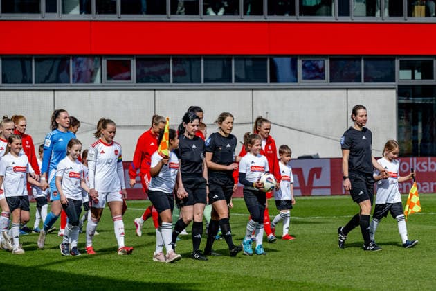Silke Fritz (Schiedsrichter-Assistentin), Karoline Wacker (Schiedsrichterin) und Simone Jakob (Schiedsrichter-Assistentin) fuehren zusammen mit den Einlaufkindern die beiden Teams auf den Rasen GER, FC Bayern Muenchen Frauen vs. 1. FC Nuernberg, Fussball, Google Pixel Frauen-Bundesliga, 22. Spieltag, Saison 2025 2026, 28.03.2026. (DFL DFB REGULATIONS PROHIBIT ANY USE OF PHOTOGRAPHS as IMAGE SEQUENCES and or QUASI-VIDEO). GER, FC Bayern Muenchen Frauen vs. 1. FC Nuernberg, Fussball, Google Pixel Frauen-Bundesliga, 22. Spieltag, Saison 2025 2026, 28.03.2026. Muenchen Copyright: xEibner-Pressefoto HeikexFeinerx EP_HFR