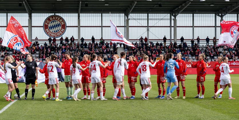 Abklatschen der Spielerinnen beider Teams vor Spielbeginn GER, FC Bayern Muenchen Frauen vs. 1. FC Nuernberg, Fussball, Google Pixel Frauen-Bundesliga, 22. Spieltag, Saison 2025 2026, 28.03.2026. (DFL DFB REGULATIONS PROHIBIT ANY USE OF PHOTOGRAPHS as IMAGE SEQUENCES and or QUASI-VIDEO). GER, FC Bayern Muenchen Frauen vs. 1. FC Nuernberg, Fussball, Google Pixel Frauen-Bundesliga, 22. Spieltag, Saison 2025 2026, 28.03.2026. Muenchen Copyright: xEibner-Pressefoto HeikexFeinerx EP_HFR