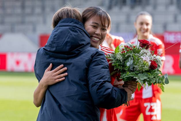 Bianca Rech (Direktorin, FC Bayern Muenchen Frauen) gratuliert Momoko Tanikawa (FC Bayern Muenchen Frauen, 18) vor Beginn der Partie zum Gewinn des Asien-Cups mit der japanischen Nationalmannschaft GER, FC Bayern Muenchen Frauen vs. 1. FC Nuernberg, Fussball, Google Pixel Frauen-Bundesliga, 22. Spieltag, Saison 2025 2026, 28.03.2026. (DFL DFB REGULATIONS PROHIBIT ANY USE OF PHOTOGRAPHS as IMAGE SEQUENCES and or QUASI-VIDEO). GER, FC Bayern Muenchen Frauen vs. 1. FC Nuernberg, Fussball, Google Pixel Frauen-Bundesliga, 22. Spieltag, Saison 2025 2026, 28.03.2026. Muenchen Copyright: xEibner-Pressefoto HeikexFeinerx EP_HFR