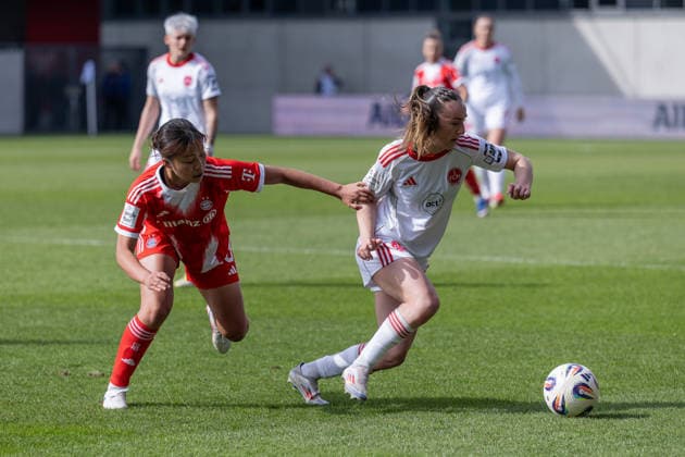 Kampf um den Ball Zweikampf zwischen Momoko Tanikawa (FC Bayern Muenchen Frauen, 18) und Lara Meroni (1. FC Nuernberg, 11) GER, FC Bayern Muenchen Frauen vs. 1. FC Nuernberg, Fussball, Google Pixel Frauen-Bundesliga, 22. Spieltag, Saison 2025 2026, 28.03.2026. (DFL DFB REGULATIONS PROHIBIT ANY USE OF PHOTOGRAPHS as IMAGE SEQUENCES and or QUASI-VIDEO). GER, FC Bayern Muenchen Frauen vs. 1. FC Nuernberg, Fussball, Google Pixel Frauen-Bundesliga, 22. Spieltag, Saison 2025 2026, 28.03.2026. Muenchen Copyright: xEibner-Pressefoto HeikexFeinerx EP_HFR