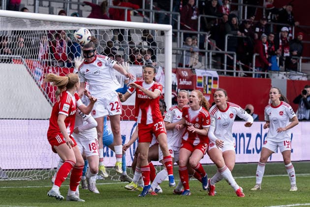 Julia Pollak (1. FC Nuernberg, 22) bei der Kopfballabwehr gegen Glodis Perla Viggosdottir (FC Bayern Muenchen Frauen, 04), Natalia Padilla Bidas (FC Bayern Muenchen Frauen, 23) und Stine Ballisager Pedersen (FC Bayern Muenchen Frauen, 03) GER, FC Bayern Muenchen Frauen vs. 1. FC Nuernberg, Fussball, Google Pixel Frauen-Bundesliga, 22. Spieltag, Saison 2025 2026, 28.03.2026. (DFL DFB REGULATIONS PROHIBIT ANY USE OF PHOTOGRAPHS as IMAGE SEQUENCES and or QUASI-VIDEO). GER, FC Bayern Muenchen Frauen vs. 1. FC Nuernberg, Fussball, Google Pixel Frauen-Bundesliga, 22. Spieltag, Saison 2025 2026, 28.03.2026. Muenchen Copyright: xEibner-Pressefoto HeikexFeinerx EP_HFR