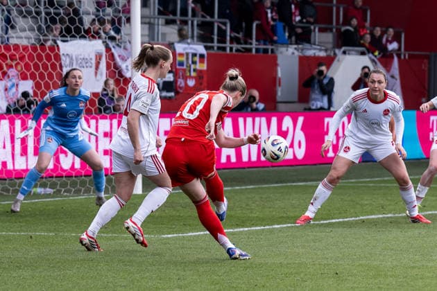 Franziska Kett (FC Bayern Muenchen Frauen, 20) beim Torabschluss GER, FC Bayern Muenchen Frauen vs. 1. FC Nuernberg, Fussball, Google Pixel Frauen-Bundesliga, 22. Spieltag, Saison 2025 2026, 28.03.2026. (DFL DFB REGULATIONS PROHIBIT ANY USE OF PHOTOGRAPHS as IMAGE SEQUENCES and or QUASI-VIDEO). GER, FC Bayern Muenchen Frauen vs. 1. FC Nuernberg, Fussball, Google Pixel Frauen-Bundesliga, 22. Spieltag, Saison 2025 2026, 28.03.2026. Muenchen Copyright: xEibner-Pressefoto HeikexFeinerx EP_HFR