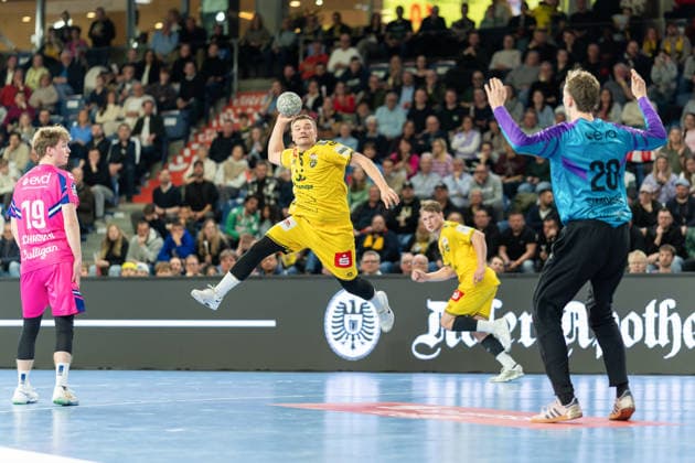 Finn Schroven (TSV Bayer Dormagen, 19) schaut einem Sprungwurf von Falk Kolodziej (HSG Krefeld Niederrhein, 05) hinterher, Christian Simonsen (TSV Bayer Dormagen, 20) steht im Tor HSG Krefeld Niederrhein vs. TSV Bayer Dormagen, Handball, 2.HBL, 25.Spieltag, Saison 2025 26, 28.03.2026, HSG Krefeld Niederrhein vs. TSV Bayer Dormagen, Handball, 2.HBL, 25.Spieltag, Saison 2025 26, 28.03.2026 Krefeld Copyright: xEibner-Pressefoto LukasxBaldygax EP_LBA