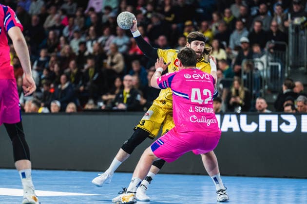Julius Rose (HSG Krefeld Niederrhein, 63) im Zweikampf mit Jan Schmidt (TSV Bayer Dormagen, 42) HSG Krefeld Niederrhein vs. TSV Bayer Dormagen, Handball, 2.HBL, 25.Spieltag, Saison 2025 26, 28.03.2026, HSG Krefeld Niederrhein vs. TSV Bayer Dormagen, Handball, 2.HBL, 25.Spieltag, Saison 2025 26, 28.03.2026 Krefeld Copyright: xEibner-Pressefoto LukasxBaldygax EP_LBA