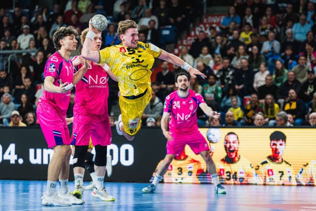 Krischa Leis (TSV Bayer Dormagen, 07), Julius Hein (TSV Bayer Dormagen, 66) schauen einem Sprungwurf von Niklas Ingenpass (HSG Krefeld Niederrhein, 55) zu HSG Krefeld Niederrhein vs. TSV Bayer Dormagen, Handball, 2.HBL, 25.Spieltag, Saison 2025 26, 28.03.2026, HSG Krefeld Niederrhein vs. TSV Bayer Dormagen, Handball, 2.HBL, 25.Spieltag, Saison 2025 26, 28.03.2026 Krefeld Copyright: xEibner-Pressefoto LukasxBaldygax EP_LBA