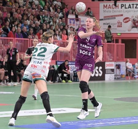 Naina Klein (TusSies Metzingen, 09) beim Wurf Tor gegen Sina Ehmann (FrischAuf Goeppingen, 22) TusSies Metzingen vs. FrischAuf Goeppingen , Handball, Alsco HBF, 21.Ligaspieltag, Saison 2025 2026, 28.03.2026 TusSies Metzingen vs. FrischAuf Goeppingen , Handball, Alsco HBF, 21.Ligaspieltag, Saison 2025 2026, 28.03.2026 Tuebingen Copyright: xEibner-Pressefoto TobiasxBaurx EP_TBR