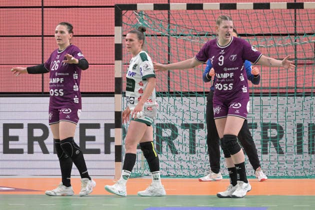 Svenja Huebner (TusSies Metzingen, 26) und Naina Klein (TusSies Metzingen, 09) gegen Louisa De Bellis (FrischAuf Goeppingen, 20) TusSies Metzingen vs. FrischAuf Goeppingen , Handball, Alsco HBF, 21.Ligaspieltag, Saison 2025 2026, 28.03.2026 TusSies Metzingen vs. FrischAuf Goeppingen , Handball, Alsco HBF, 21.Ligaspieltag, Saison 2025 2026, 28.03.2026 Tuebingen Copyright: xEibner-Pressefoto TobiasxBaurx EP_TBR
