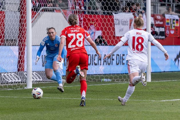 Barbara Dunst (FC Bayern Muenchen Frauen, 28) auf dem Weg Richtung Tor von Lourdes Romero (Torfrau, 1. FC Nuernberg, 25), dahinter Franziska Mai (1. FC Nuernberg, 18) GER, FC Bayern Muenchen Frauen vs. 1. FC Nuernberg, Fussball, Google Pixel Frauen-Bundesliga, 22. Spieltag, Saison 2025 2026, 28.03.2026. (DFL DFB REGULATIONS PROHIBIT ANY USE OF PHOTOGRAPHS as IMAGE SEQUENCES and or QUASI-VIDEO). GER, FC Bayern Muenchen Frauen vs. 1. FC Nuernberg, Fussball, Google Pixel Frauen-Bundesliga, 22. Spieltag, Saison 2025 2026, 28.03.2026. Muenchen Copyright: xEibner-Pressefoto HeikexFeinerx EP_HFR