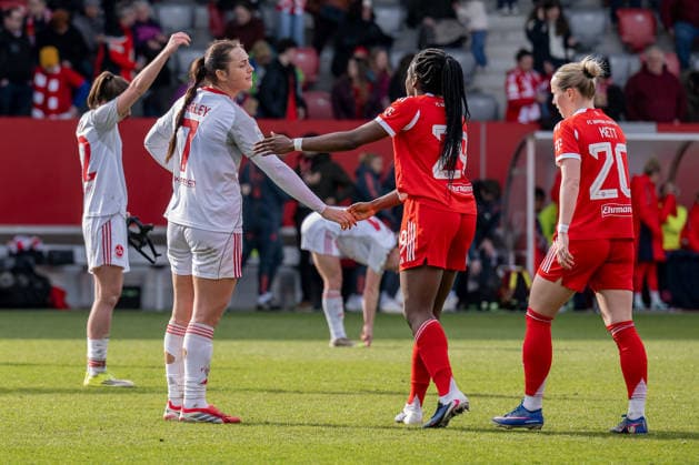 Leia Varley (1. FC Nuernberg, 07) gratuliert Edna Imade (FC Bayern Muenchen Frauen, 29) zum Sieg, dahinter Franziska Kett (FC Bayern Muenchen Frauen, 20) GER, FC Bayern Muenchen Frauen vs. 1. FC Nuernberg, Fussball, Google Pixel Frauen-Bundesliga, 22. Spieltag, Saison 2025 2026, 28.03.2026. (DFL DFB REGULATIONS PROHIBIT ANY USE OF PHOTOGRAPHS as IMAGE SEQUENCES and or QUASI-VIDEO). GER, FC Bayern Muenchen Frauen vs. 1. FC Nuernberg, Fussball, Google Pixel Frauen-Bundesliga, 22. Spieltag, Saison 2025 2026, 28.03.2026. Muenchen Copyright: xEibner-Pressefoto HeikexFeinerx EP_HFR