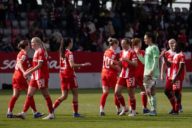 Abklatschen der Bayernspielerinnen nach dem Sieg GER, FC Bayern Muenchen Frauen vs. 1. FC Nuernberg, Fussball, Google Pixel Frauen-Bundesliga, 22. Spieltag, Saison 2025 2026, 28.03.2026. (DFL DFB REGULATIONS PROHIBIT ANY USE OF PHOTOGRAPHS as IMAGE SEQUENCES and or QUASI-VIDEO). GER, FC Bayern Muenchen Frauen vs. 1. FC Nuernberg, Fussball, Google Pixel Frauen-Bundesliga, 22. Spieltag, Saison 2025 2026, 28.03.2026. Muenchen Copyright: xEibner-Pressefoto HeikexFeinerx EP_HFR