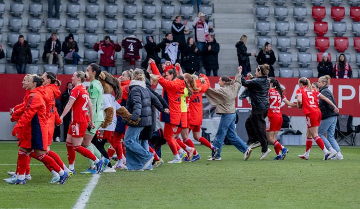 Die Bayernspielerinnen feiern vor der Fankurve den Sieg GER, FC Bayern Muenchen Frauen vs. 1. FC Nuernberg, Fussball, Google Pixel Frauen-Bundesliga, 22. Spieltag, Saison 2025 2026, 28.03.2026. (DFL DFB REGULATIONS PROHIBIT ANY USE OF PHOTOGRAPHS as IMAGE SEQUENCES and or QUASI-VIDEO). GER, FC Bayern Muenchen Frauen vs. 1. FC Nuernberg, Fussball, Google Pixel Frauen-Bundesliga, 22. Spieltag, Saison 2025 2026, 28.03.2026. Muenchen Copyright: xEibner-Pressefoto HeikexFeinerx EP_HFR