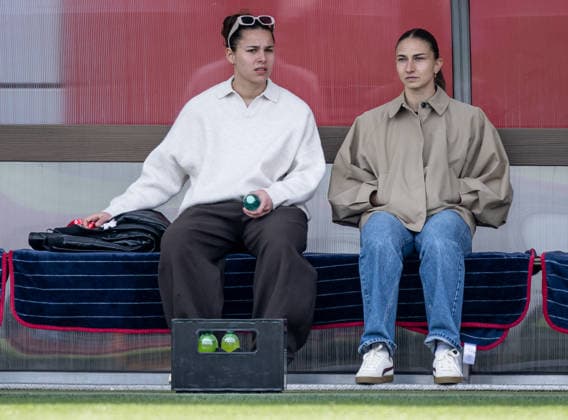 Lena Oberdorf (FC Bayern Muenchen Frauen, 08) und Katharina Naschenweng (FC Bayern Muenchen Frauen, 19) in Zivil auf der Bank GER, FC Bayern Muenchen Frauen vs. 1. FC Nuernberg, Fussball, Google Pixel Frauen-Bundesliga, 22. Spieltag, Saison 2025 2026, 28.03.2026. (DFL DFB REGULATIONS PROHIBIT ANY USE OF PHOTOGRAPHS as IMAGE SEQUENCES and or QUASI-VIDEO). GER, FC Bayern Muenchen Frauen vs. 1. FC Nuernberg, Fussball, Google Pixel Frauen-Bundesliga, 22. Spieltag, Saison 2025 2026, 28.03.2026. Muenchen Copyright: xEibner-Pressefoto HeikexFeinerx EP_HFR